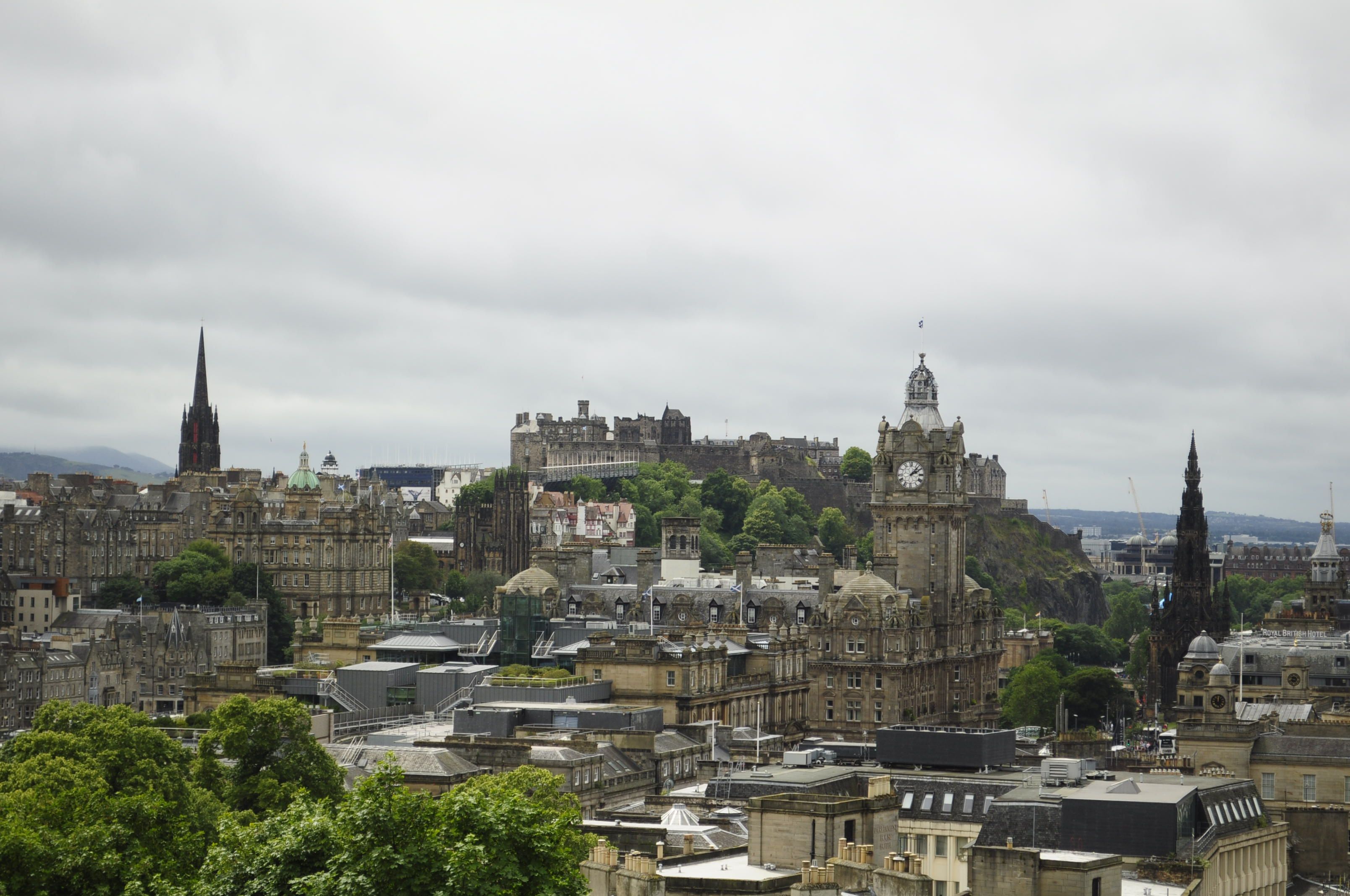 Panorama di Edimburgo con il Castello, la Città Vecchia e Arthur's Seat